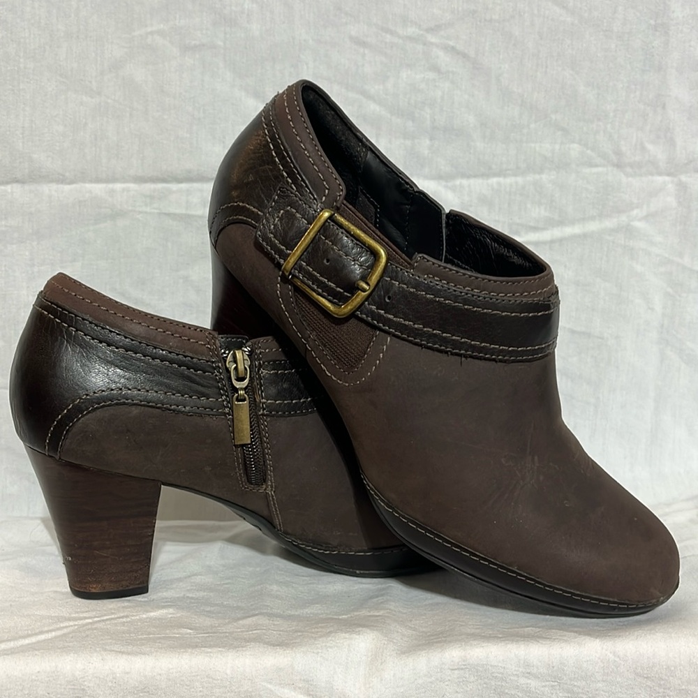Clark’s artisan brown suede leather heeled ankle boots size 9M